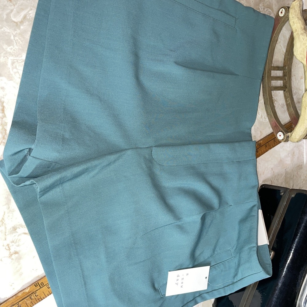 A New‎ Day Dress Casual Turquoise Midi 4" Inseam Shorts Size 16